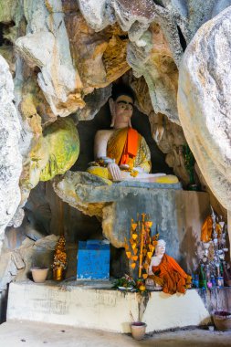 Budist heykel bir mağarada vang vieng