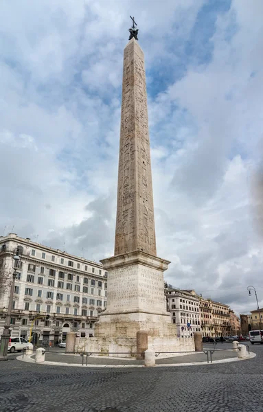 Egyptiska obelisken i piazza san giovanni — Stockfoto