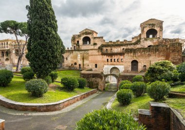 Roma duvarlarda Porta asinaria ve nöbetçi kuleleri