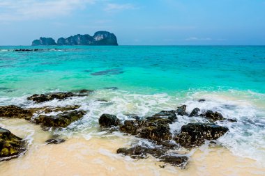 Mavi gökyüzü ve beyaz kum bambu Island, Tayland