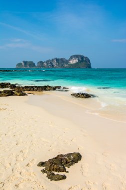 Mavi gökyüzü ve beyaz kum bambu Island, Tayland