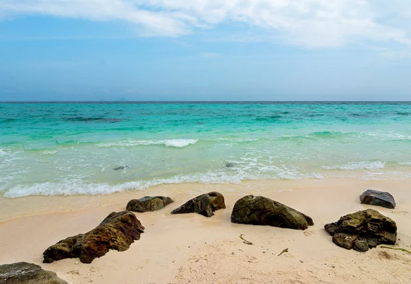 Blauwe hemel en witte zand op bamboe island, thailand — Stockfoto