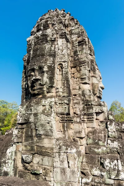 Caras gigantes de piedra en el templo de Bayon — Foto de Stock
