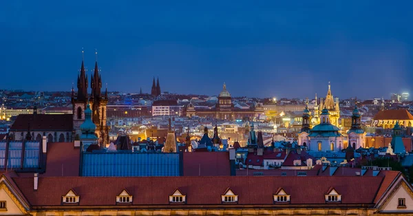 Spitsen en daken, oude stad, Praag — Stockfoto