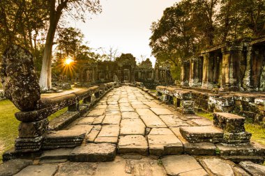 Günbatımı üzerinde Bateay Kdei Tapınağı