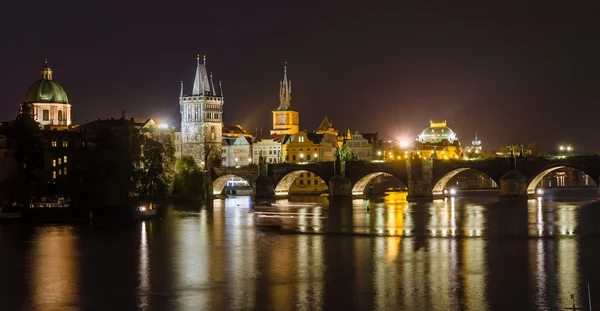 Vista nocturna del río Moldava y puentes en Praga — Foto de Stock