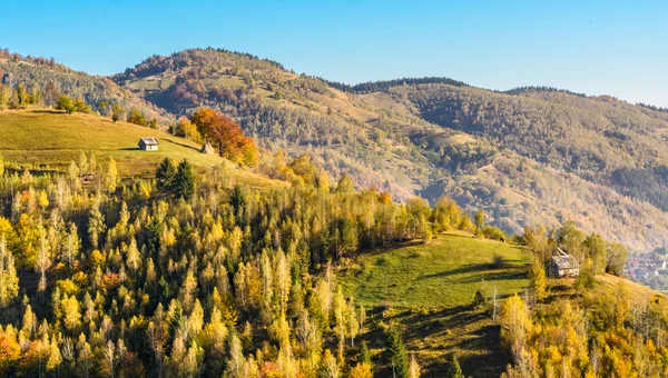 Paisaje rural en un pueblo rumano — Foto de Stock