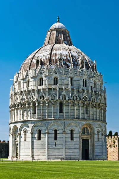 De koepel dan de scheve toren van Pisa, Italië. — Stockfoto