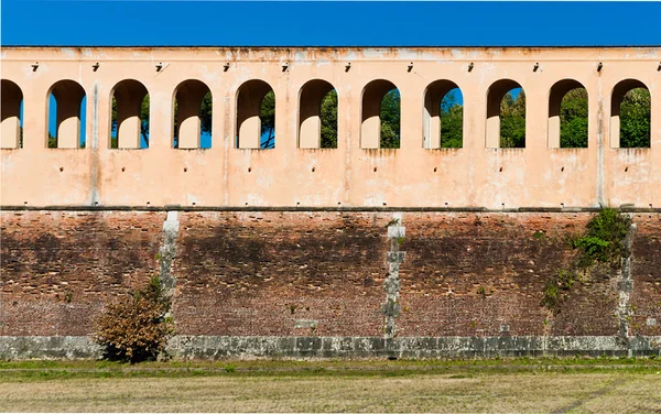 Antiguo muro defensivo en Pisa, Italia — Foto de Stock