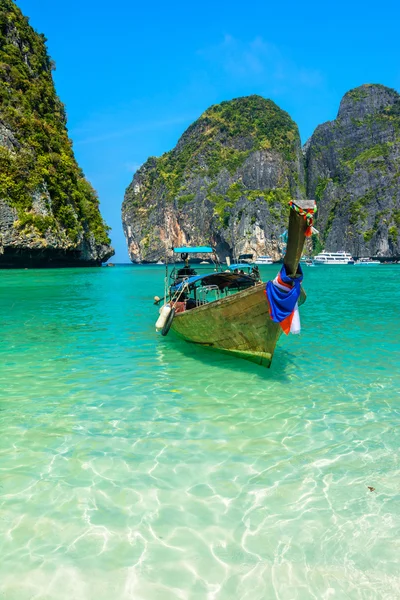 Barcos de cauda longa em Maya Bay, Tailândia — Fotografia de Stock