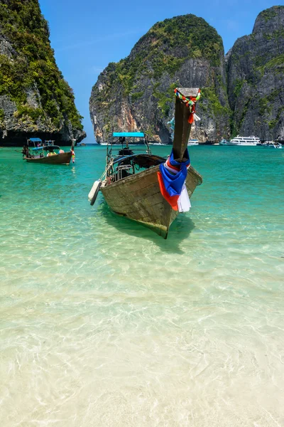 Barcos de cola larga en Maya Bay, Tailandia — Foto de Stock
