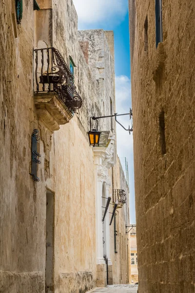 Maltesische enge straße in mdina — Stockfoto