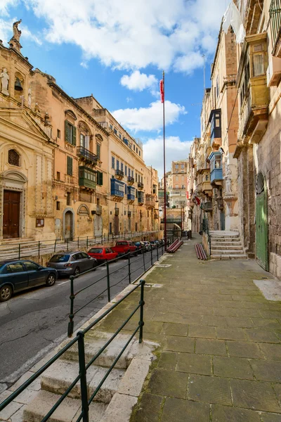 Ulice ve Vallettě se schody — Stock fotografie