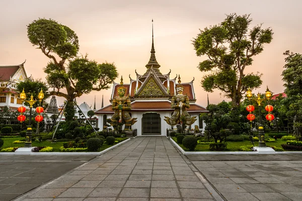 Wat Arun w Bangkoku lub Świątyni w dół — Zdjęcie stockowe