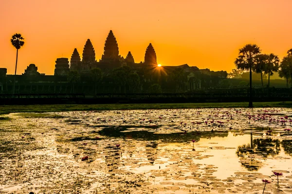 Angkor Wat al amanecer, complejo de templos budistas en Camboya —  Fotos de Stock