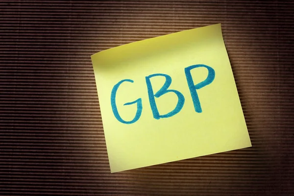 GBP acronimo (Sterlina britannica) su nota adesiva gialla — Foto Stock