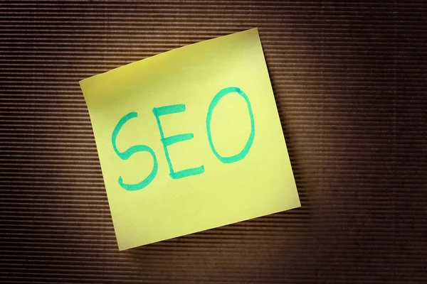 SEO (Search Engine Optimization) acrónimo en amarillo pegajoso nota —  Fotos de Stock