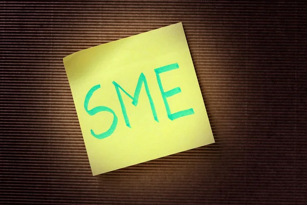 SME (Small Medium Enterprises) acronimo su nota adesiva gialla — Foto Stock