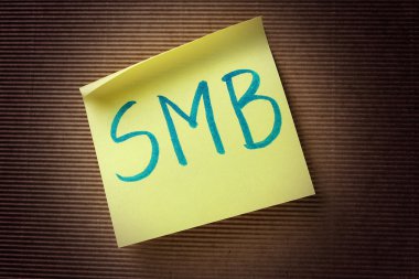 SMB (küçük orta ölçekli işletme) kısaltma sarı yapışkan notu