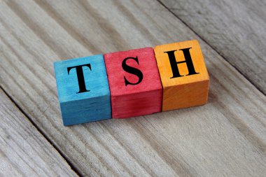 Renkli ahşap küpleri TSH (tiroid - uyarıcı hormon) sembolü