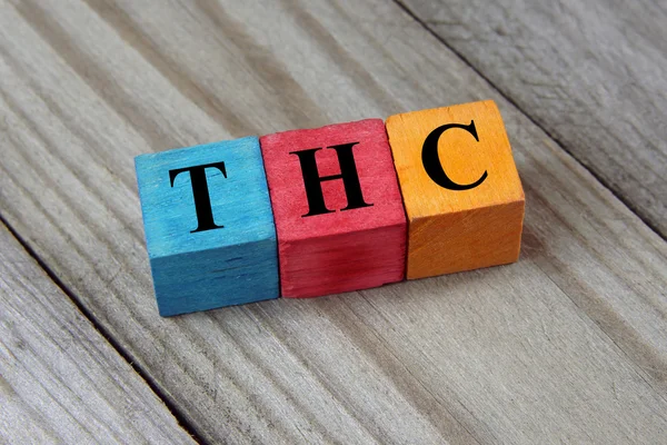 Thc (Cannabis, Marihuana) Symbol auf bunten Holzwürfeln — Stockfoto