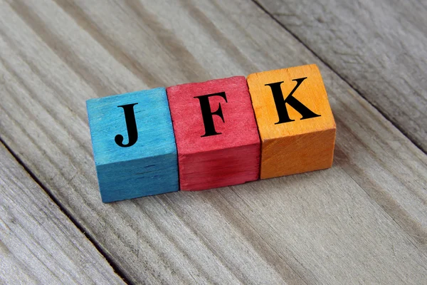 Código del aeropuerto JFK (Aeropuerto Internacional John F. Kennedy) en cubos de madera de colores —  Fotos de Stock