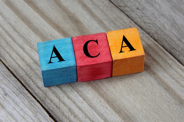 ACA (prisvärda sjukvårdslagen) akronym på färgglada trä kuber — Stockfoto