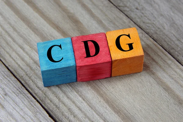 Codice dell'aeroporto di CDG (Paris Charles de Gaulle Airport) su cubi di legno colorati — Foto Stock