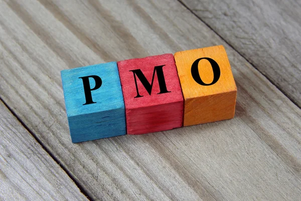 Pmo (Projektmanagement-Büro) Akronym auf bunten Holzwürfeln — Stockfoto