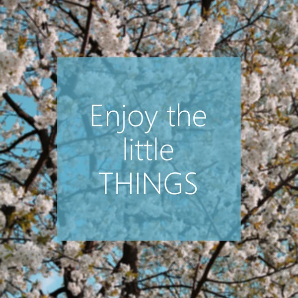 Njut av små saker texten med våren träd i bakgrunden — Stockfoto