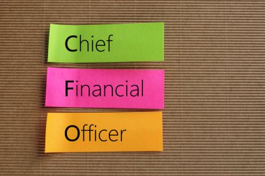 Renkli yapışkan notlar üzerinde baş mali görevlisi (Cfo) metin