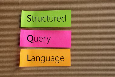 Renkli yapışkan notlar üzerinde yapılandırılmış sorgu dili (Sql) metin