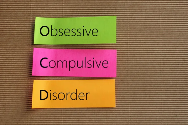 Texto del trastorno obsesivo compulsivo (TOC) en una nota adhesiva colorida — Foto de Stock