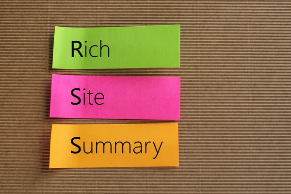 Rich Site Summary (Rss) tekst op kleurrijke kleverige nota 's — Stockfoto