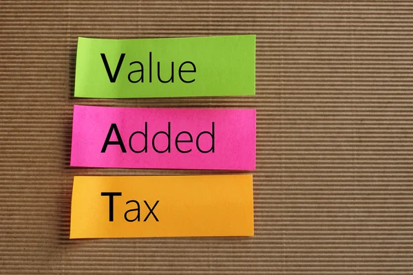 Texte de la taxe sur la valeur ajoutée (TVA) sur les notes collantes colorées — Photo
