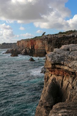 Cascais, Portekiz uçurumlarda kırma dalgalar