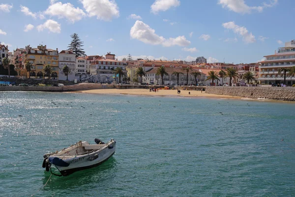 КАСКАИС, ПОРГАЛЬ, 23 МАРТА 2015 г. - Пляж Рибейра в Кашкайше. Кашкайш - очень популярный туристический курорт недалеко от Лисбона в Португалии . — стоковое фото
