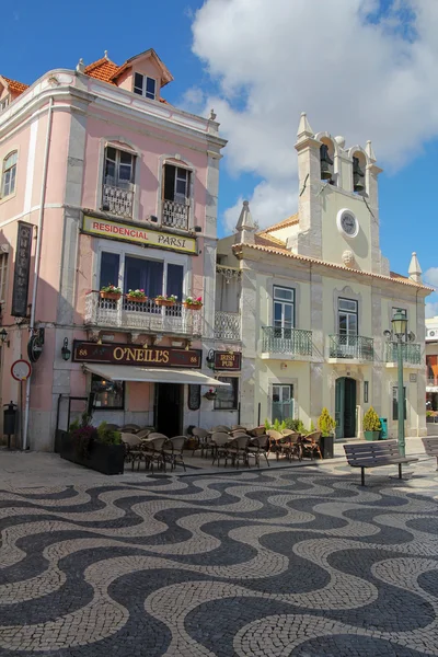 CASCAIS, PORTUGAL, 23 DE MARZO DE 2015: hermosos edificios en la Praca 5 Outubro en Casais. Cascais es un complejo turístico muy popular cerca de Lisboa . — Foto de Stock