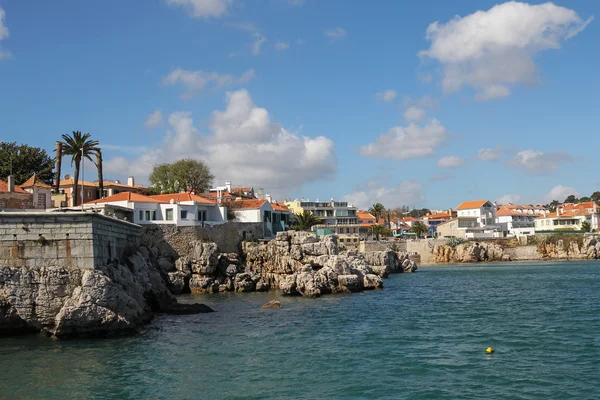 Piękne wybrzeże Cascais - bardzo popularne turystyczne miejscowości w pobliżu Lisbon, Portugalia — Zdjęcie stockowe