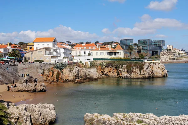 Cascais, Portugalia, 23 marca 2015: Miasto i klif wybrzeże Cascais. Cascais znajduje się w bardzo popularnym ośrodku turystycznym w pobliżu Lizbony w Portugalii. — Zdjęcie stockowe