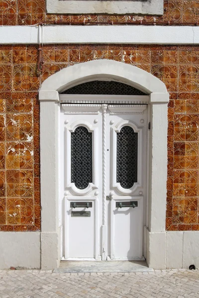 Elegantní portugalské bílé dveře — Stock fotografie