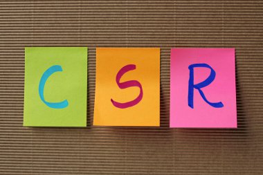 KSS (kurumsal sosyal sorumluluk) kısaltma renkli yapışkan notlar üzerinde