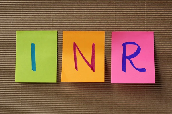 INR (Indian Rupee) acrônimo em notas coloridas pegajosas — Fotografia de Stock