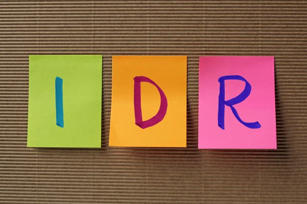 IDR (Rupia indonésia) símbolo em notas coloridas pegajosas — Fotografia de Stock
