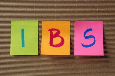 IBS (İrritabl Bağırsak Sendromu) kısaltma renkli yapışkan notlar üzerinde