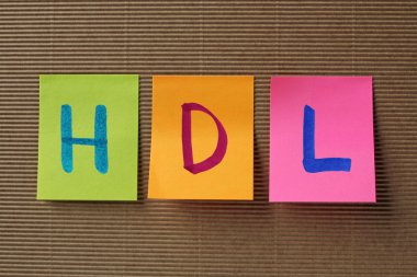 HDL (yüksek yoğunluklu lipoprotein) kısaltma renkli yapışkan notlar üzerinde
