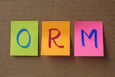 ORM (Online itibar yönetimi) kısaltma renkli yapışkan notlar üzerinde