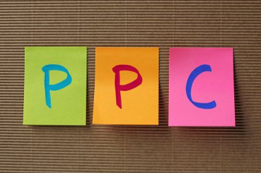 PPC (Pay Per Click) kısaltma renkli yapışkan notlar üzerinde