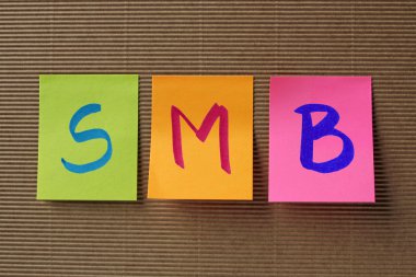 SMB (küçük orta ölçekli işletme) kısaltma renkli yapışkan notlar üzerinde