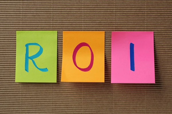 ROI (Retorno de la inversión) acrónimo de notas adhesivas de colores —  Fotos de Stock